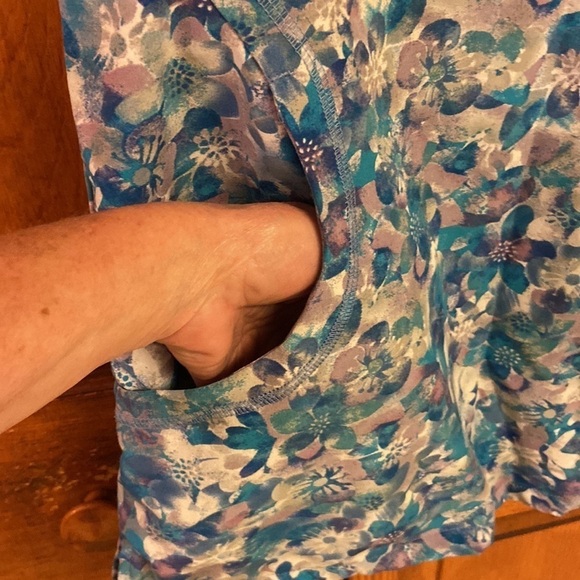 Advantage ButterSoft Scrub Top in XS. - Picture 4 of 8